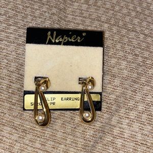 ⭐️NWT Vintage NAPIER Clip Earrings